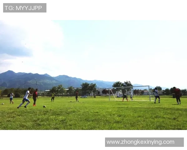 张恋足球：追逐梦想的青春旅程与球场上的激情碰撞